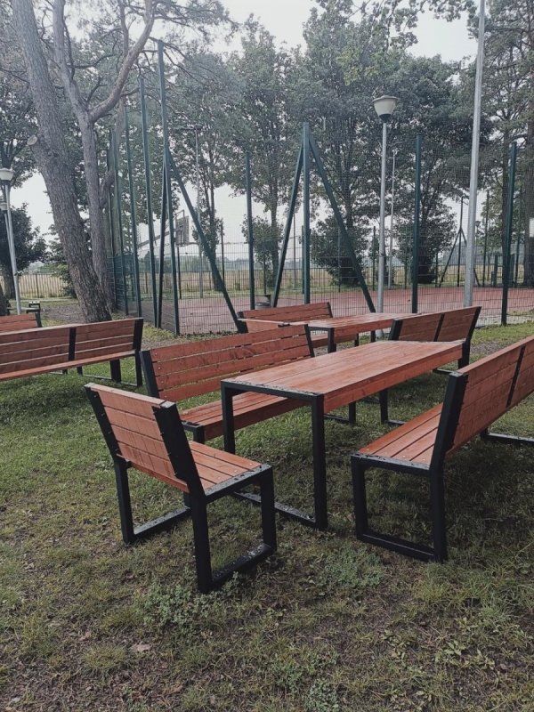 Zielona klasa. Klasa pod chmurką, 4 stoły i 8 ławek z oparciem LOFT CERTYFIKAT