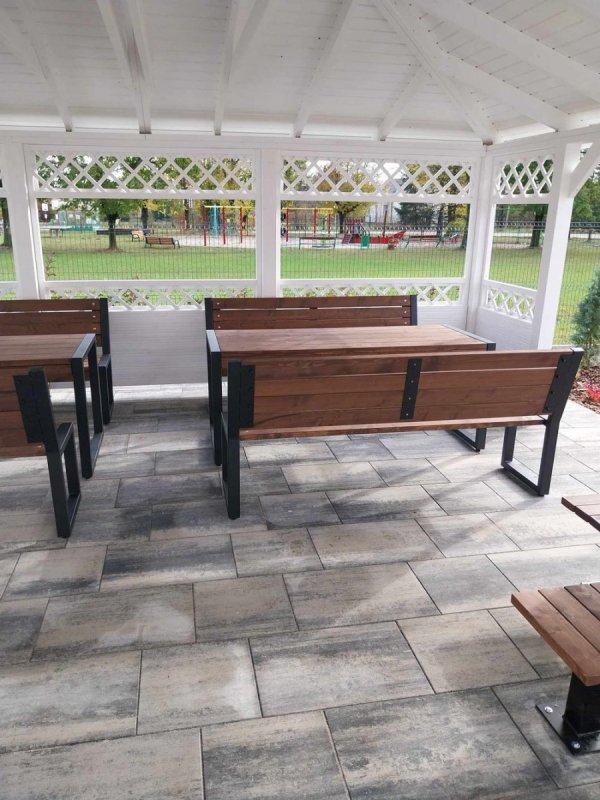 Zielona klasa. Klasa pod chmurką, 2 stoły, 4 ławki i 2 krzesła z oparciem LOFT CERTYFIKAT