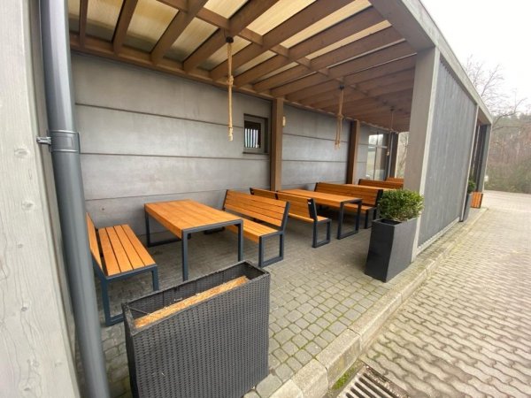 Zielona klasa. Klasa pod chmurką, 2 stoły, 4 ławki i 2 krzesła z oparciem LOFT CERTYFIKAT