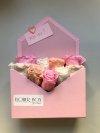 Box list z wiecznymi pastelowymi różami