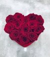 Bordowe wieczne róże w średnim boxe heart