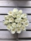Białe żywe róże w średnim białym boxie