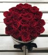 Czerwone żywe róże w średnim białym boxie