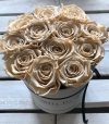 Ecru żywe WIECZNE róże w średnim białym boxie