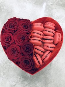 Box serce róże świeże ,żywe i ciasteczka makaroniki 