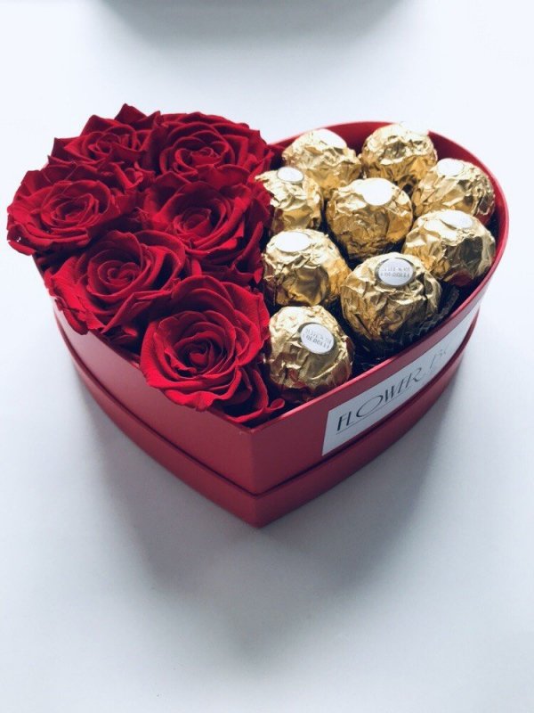Box serce róże świeże, żywe i Ferrero Rocher