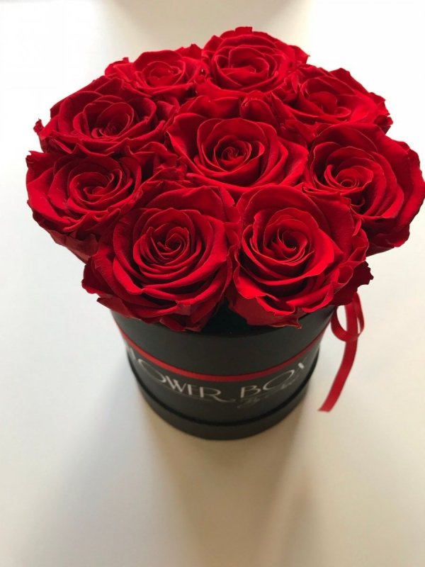 Czerwone żywe WIECZNE róże w małym czarnym boxie