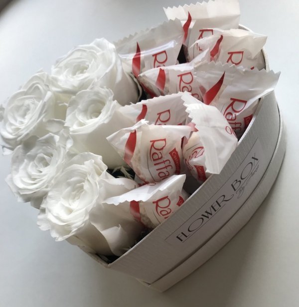 Box serce róże świeże, żywe i Raffaello
