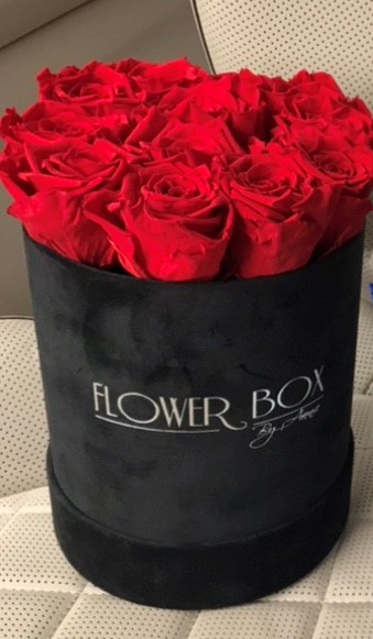  Czerwone żywe WIECZNE róże w średnim velvet czarnym boxie
