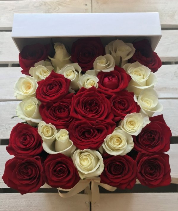 Serce z białych i czerwonych róż w kwadratowym białym boxie
