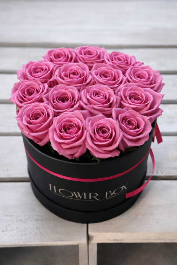 Różowe żywe ŚWIEŻE róże w średnim czarnym boxie
