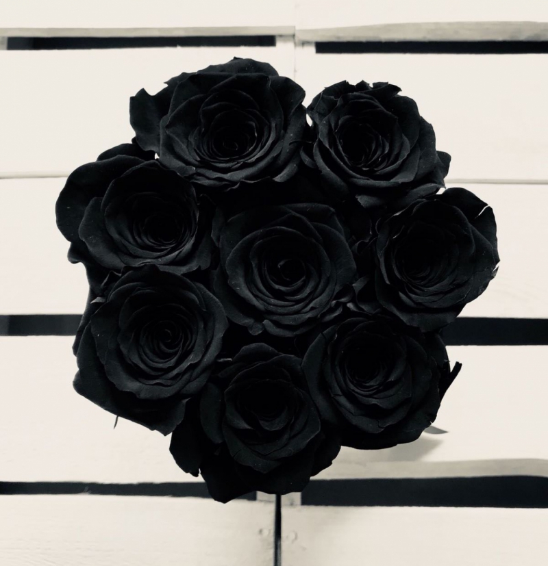 Czarne żywe WIECZNE róże w małym czarnym boxie