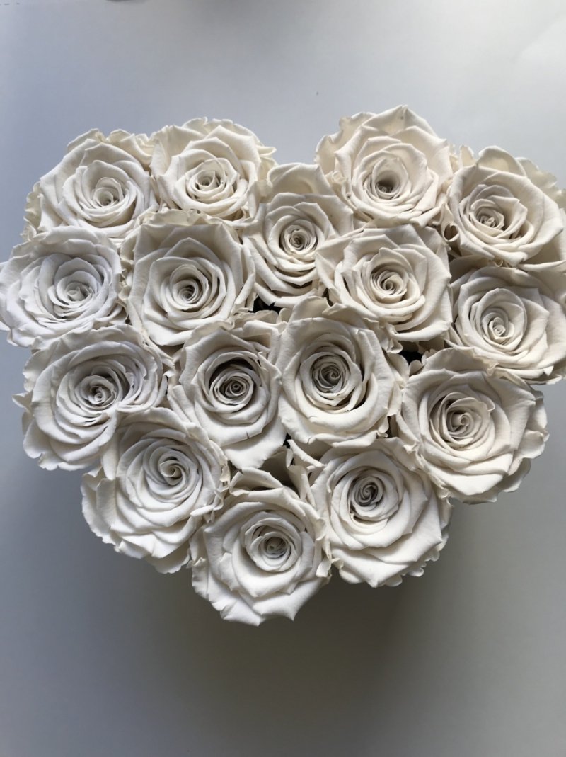 Kremowe róże w średnim boxe heart