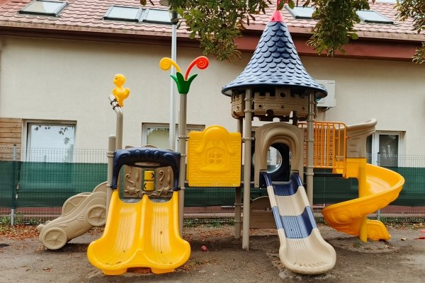 Plac zabaw dla dzieci – zestaw zjeżdżalnia i wieża, widok frontowy