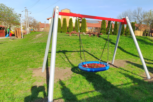 Huśtawka z bocianim gniazdem, konstrukcja metalowa, huśtawka certyfikowana do szkoły