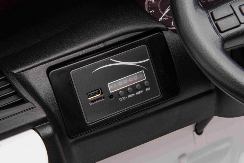 Toyota Hilux na akumulator dla dzieci Biały Pickup + Napęd 4x4 + Pilot + 2 bagażniki