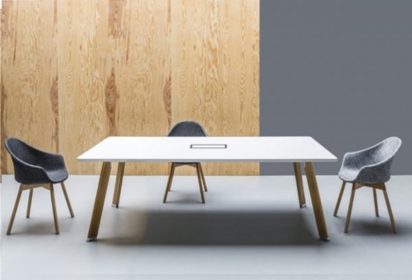 Stół konferencyjny Simplic z drewnianymi nogami