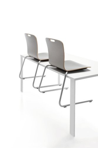 com krzesło konferencyjne K13 na płozie bez podłokietników białe oparcie z wycięciem podniesione sala konferencyjna poczekalnia