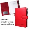 kalendarz dla pedagogów na rok szkolny 2025/2026 z kieszeniami na dokumenty z wytłoczonym imieniem i nazwiskiem na okładce