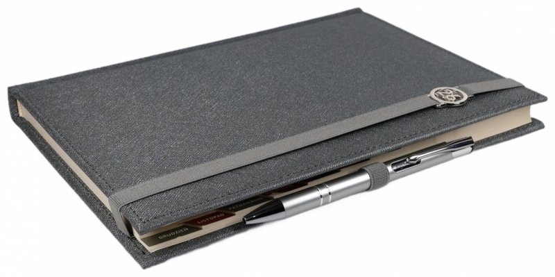 Kalendarz książkowy 2026 A5 dzienny papier chamois wycinane registry oprawa z zamykaniem na gumkę i mocowaniem na długopis ROSSA VIU szara  Z NADRUKIEM LOGO