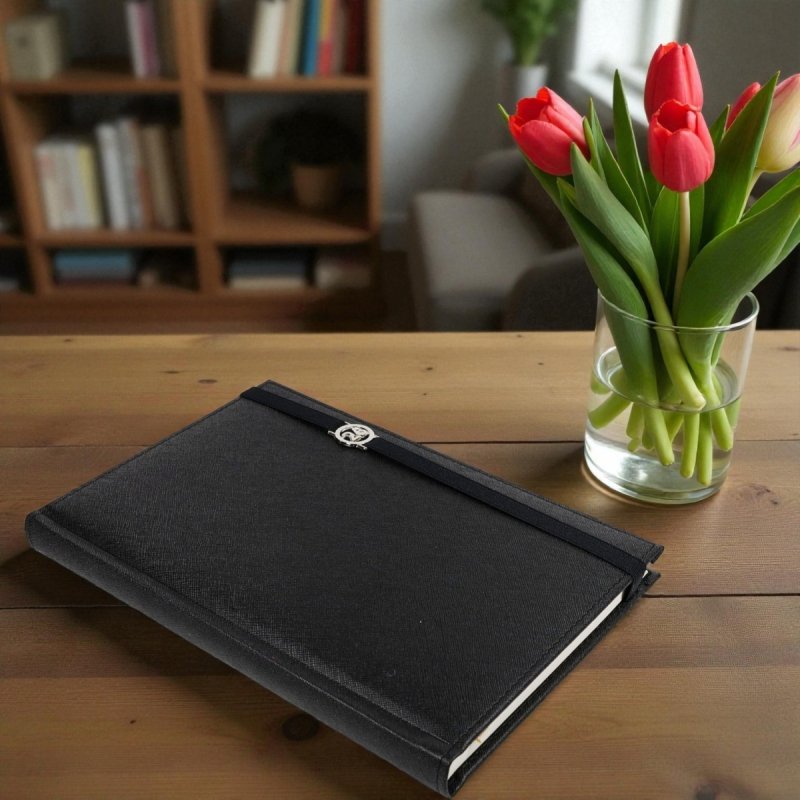 Kalendarz książkowy 2026 B5 dzienny papier chamois wycinane registry oprawa z zamykaniem na gumkę i mocowaniem na długopis ROSSA VIU czarna Z NADRUKIEM LOGO