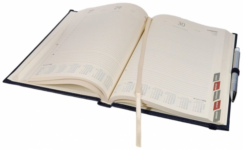 Kalendarz książkowy 2026 A5 dzienny papier chamois wycinane registry oprawa z zamykaniem na gumkę i mocowaniem na długopis ROSSA VIU granatowa Z NADRUKIEM LOGO