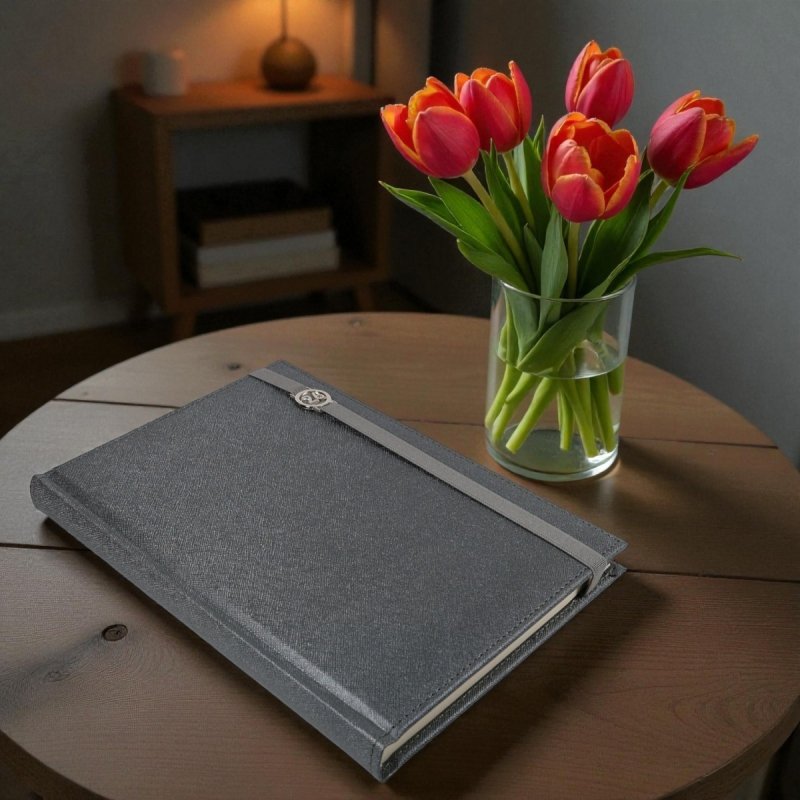 Kalendarz książkowy 2026 A5 dzienny papier chamois wycinane registry oprawa z zamykaniem na gumkę i mocowaniem na długopis ROSSA VIU szara  Z NADRUKIEM LOGO