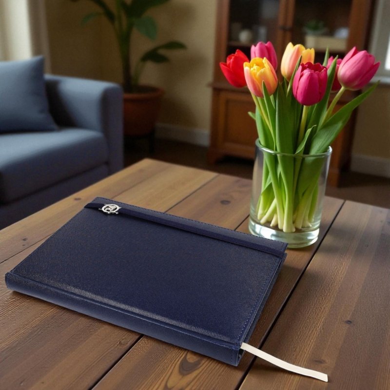 Kalendarz książkowy 2026 A5 dzienny papier chamois wycinane registry oprawa z zamykaniem na gumkę i mocowaniem na długopis ROSSA VIU granatowa