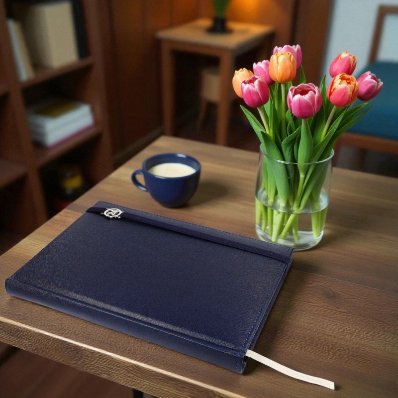 Kalendarz książkowy 2026 B5 dzienny papier chamois wycinane registry oprawa z zamykaniem na gumkę i mocowaniem na długopis ROSSA VIU granatowa