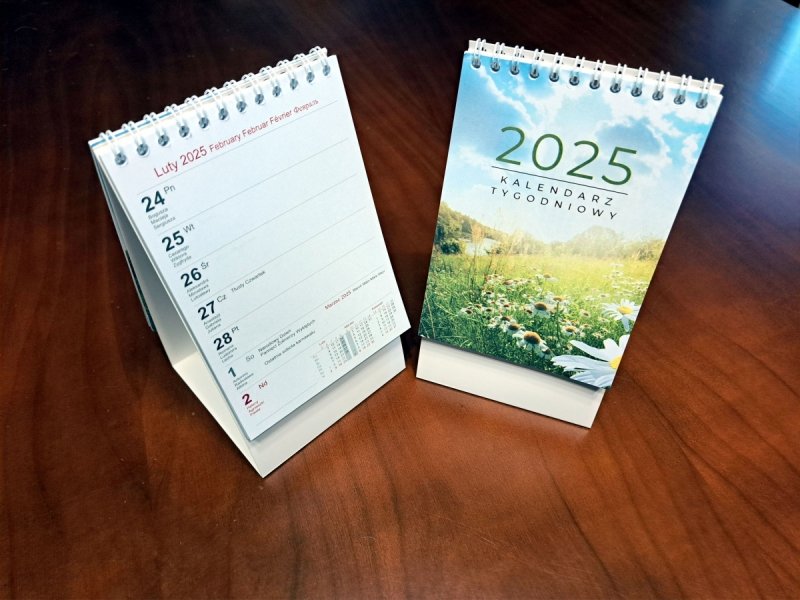 kalendarze na rok 2025 w układzie tygodniowym z miejscem na notatki