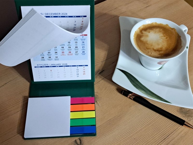 kalendarz do biura z notesem i znacznikami 2025