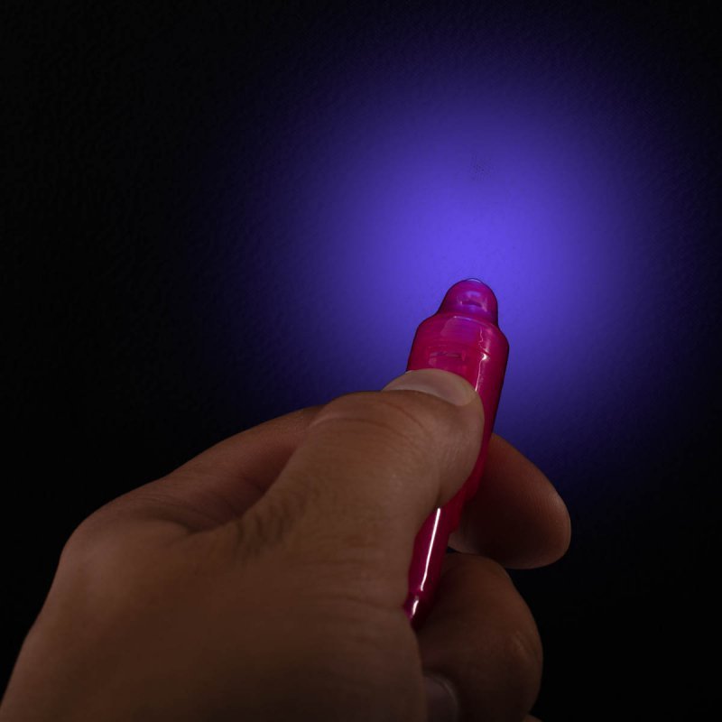 Długopis-UV-z-LED-niewidzialne-napisy-różowy-3