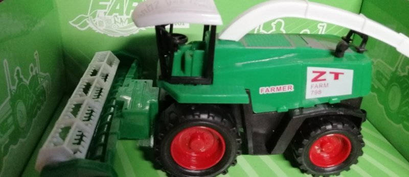 Traktor zielony kombajn