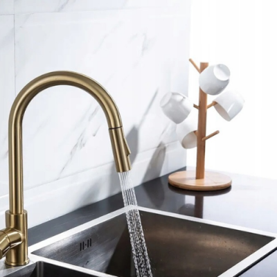Bateria kuchenna szczotkowane złoto z wyciąganą wylewką – elegancka, obrotowa