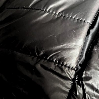 Klasyczna damska kurtka przejściowa czarna pikowana z kapturem M/L