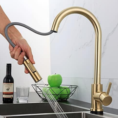 Bateria kuchenna szczotkowane złoto z wyciąganą wylewką – elegancka, obrotowa