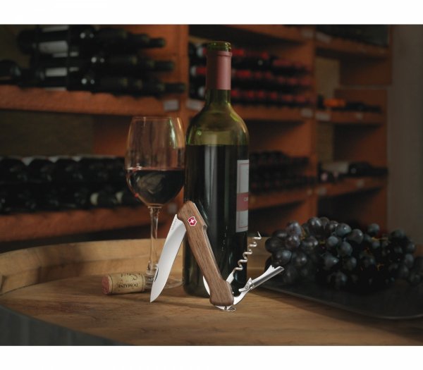 Scyzoryk szwajcarski  Victorinox Delemont Wine Master, 130 mm, drzewo orzechowe 0.9701.63