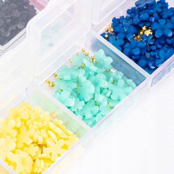 Kasetka z ozdobami Molly Nails akrylowe kwiatki mix kolorów Nr 2 ok. 300szt