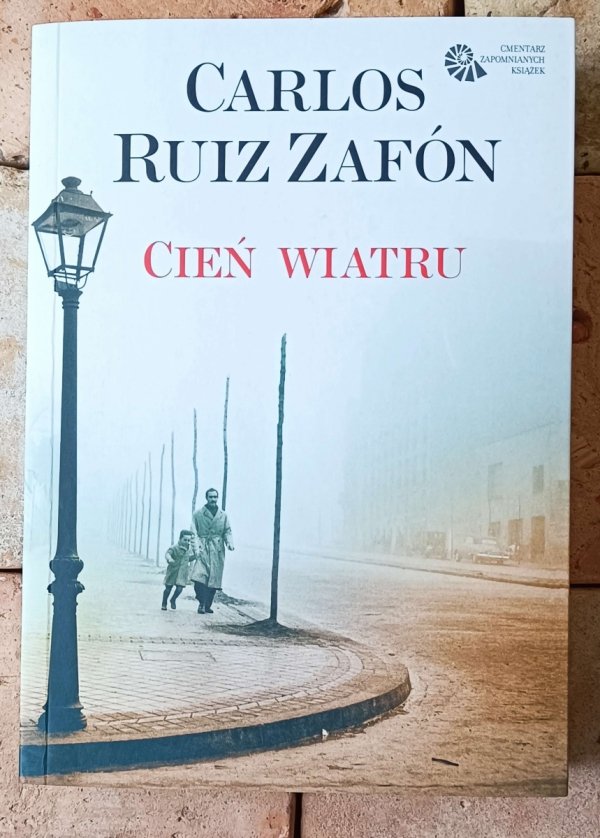 Carlos Ruiz Zafon Cykl Cmentarz Zapomnianych Książek Cień wiatru  - okładka