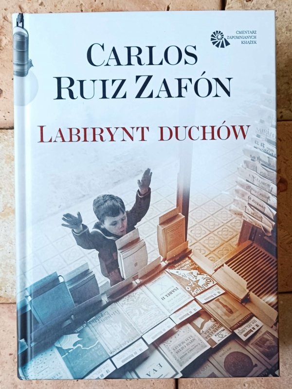 Carlos Ruiz Zafon Cykl Cmentarz Zapomnianych Książek Cień wiatru  - okładka