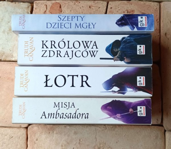 Trudi Canavan x4 • Trylogia Zdrajcy + Szepty dzieci mgły | opowiadania - okładka