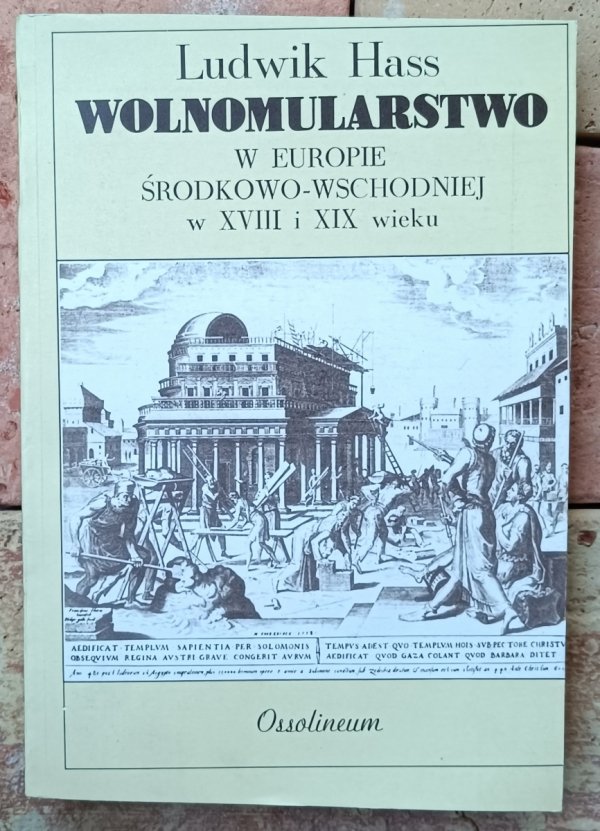 &quot;Kompleksowa analiza rozwoju masonerii w Europie Środkowo-Wschodniej w XVIII i XIX wieku, ukazująca jej wpływ na społeczeństwo i politykę. Autor, Ludwik Hass, prezentuje skrupulatne badania i interdyscyplinarne podejście.&quot;