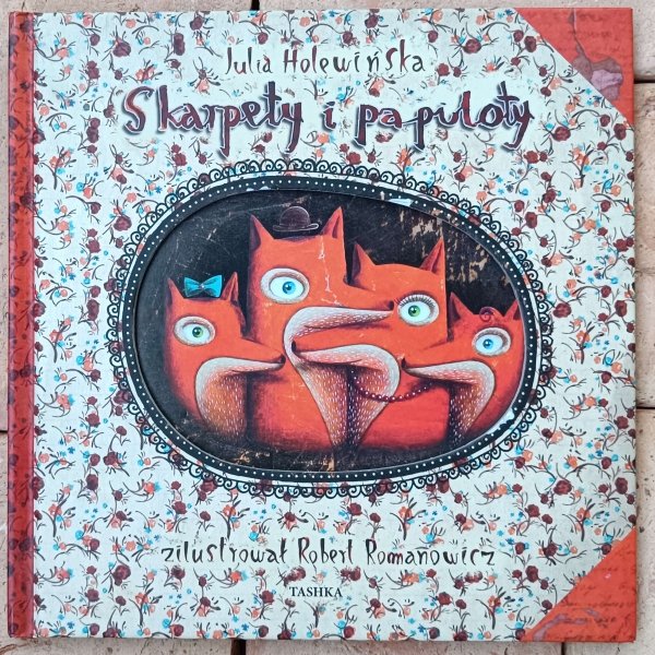 Julia Holewińska • Skarpety i papiloty