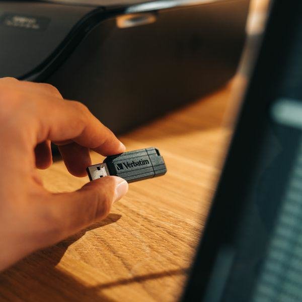 Pendrive Verbatim 4GB USB-A 2.0          PinStripe czarny 49061