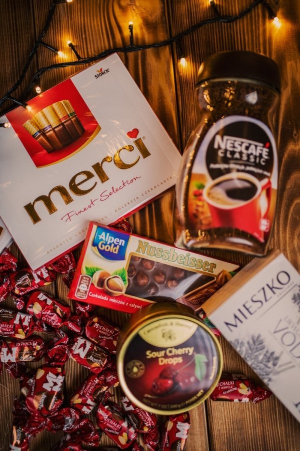gift box z czekoladkami i kawą