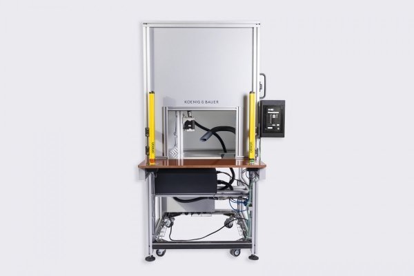 Laser-marking cabinet with automatic door and motorized axis