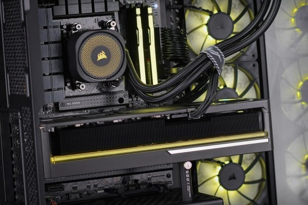Komputer gamingowy Actina iCUE 7800X3D 32GB 2TB RX9070XT 850W no OS
