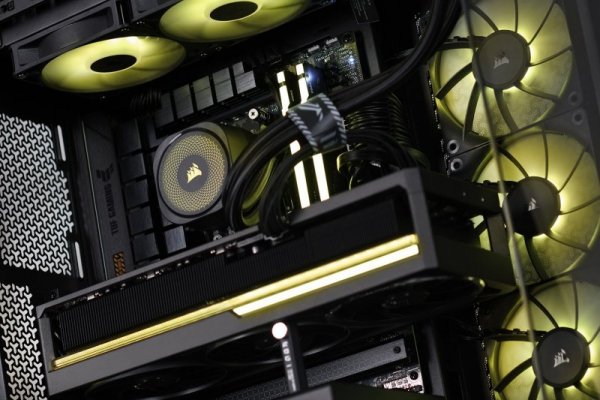 Komputer gamingowy Actina iCUE 7900X 32GB 1TB RTX5070Ti 850W no OS