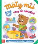 Mały miś uczy się sprzątać.