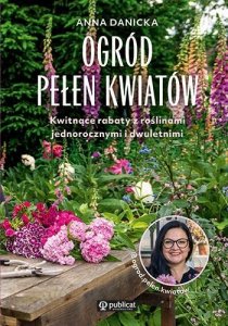 Ogród pełen kwiatów. Kwitnące rabaty z roślinami jednorocznymi i dwuletnimi